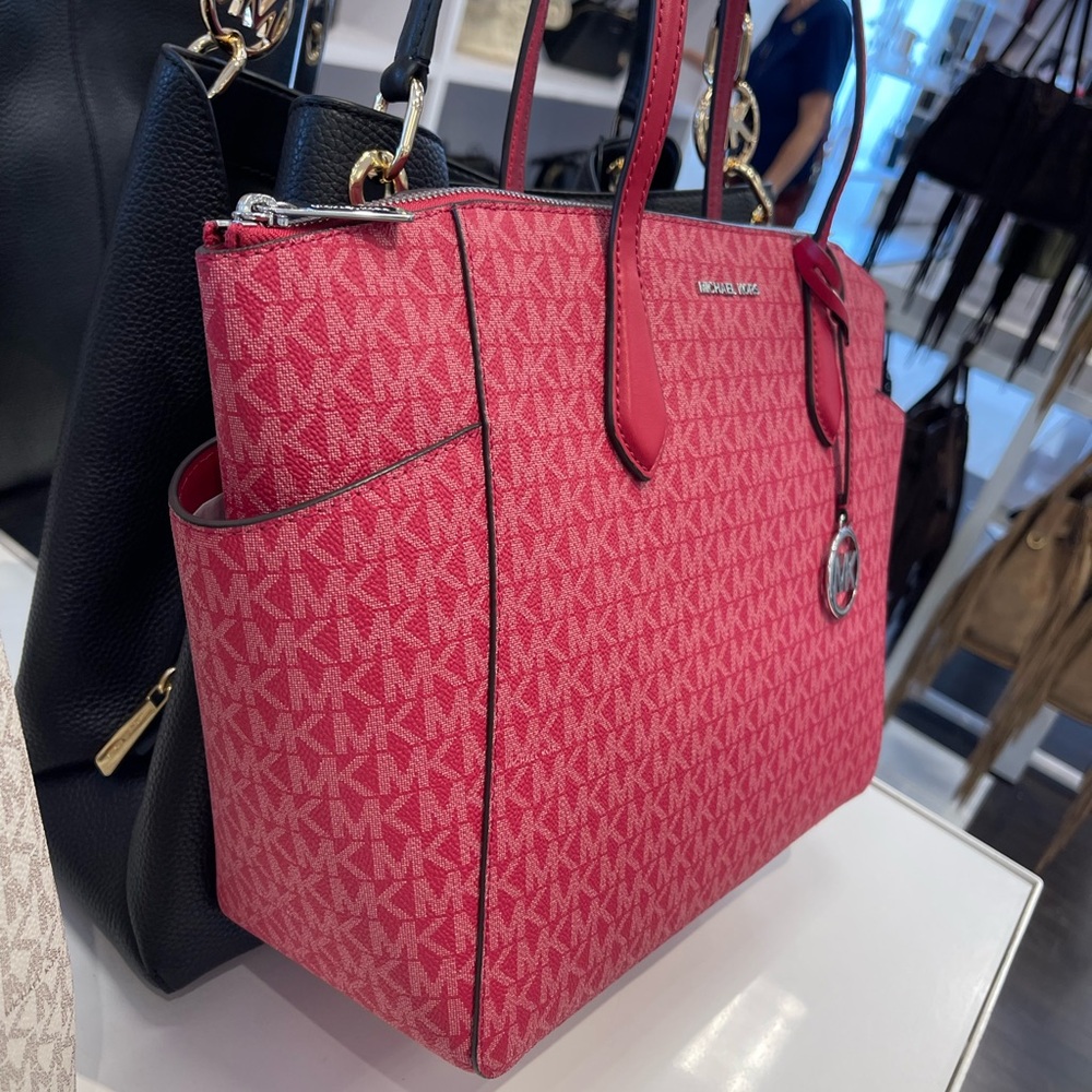 MICHAEL KORS Marilyn Medium Signature Logo Tote Bag
Dark Raspberry
NWT - Picture 11 of 16